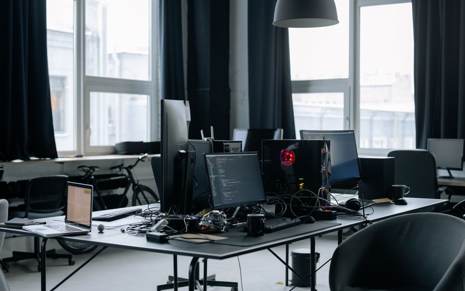 Puestos de trabajo del estudio con varios monitores